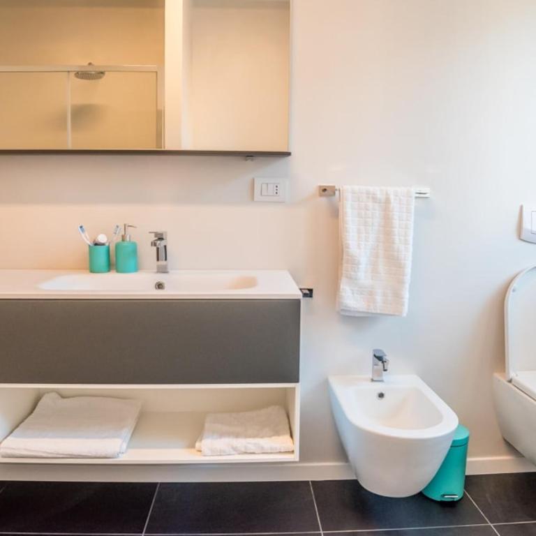 Brand New Design Apt - 2 Rooms 2 Bath 2 Carpark - Two-Bedroom Deluxe Apartment with Balcony - 5