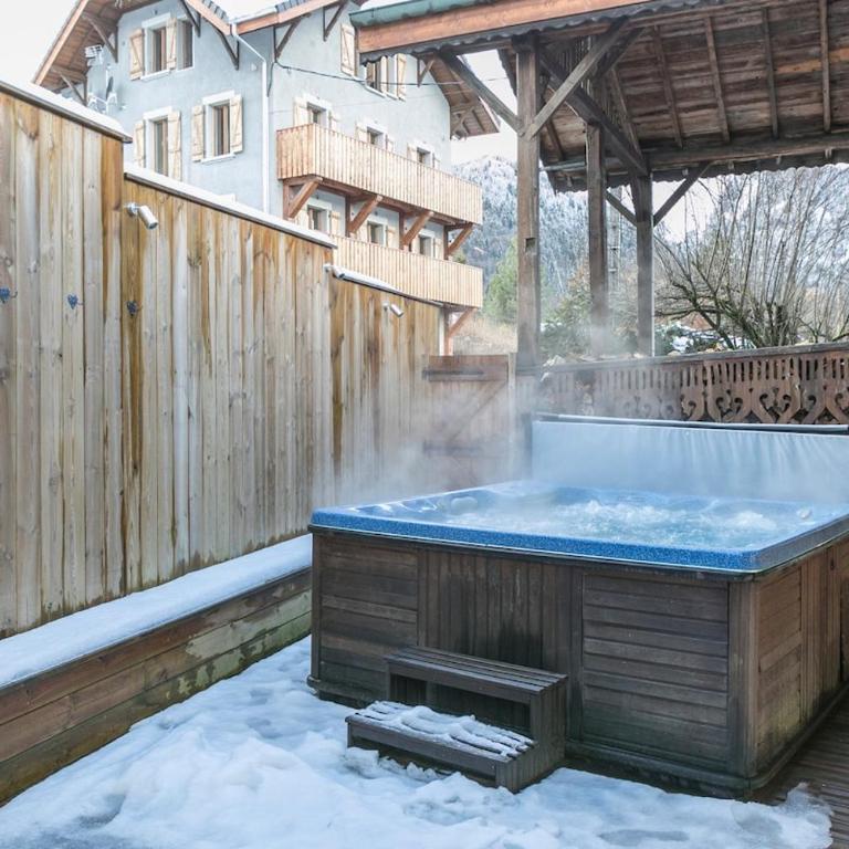 Chalet Credence Morzine Outdoor Hot Tub Sleeps 19 - Chalet - 4