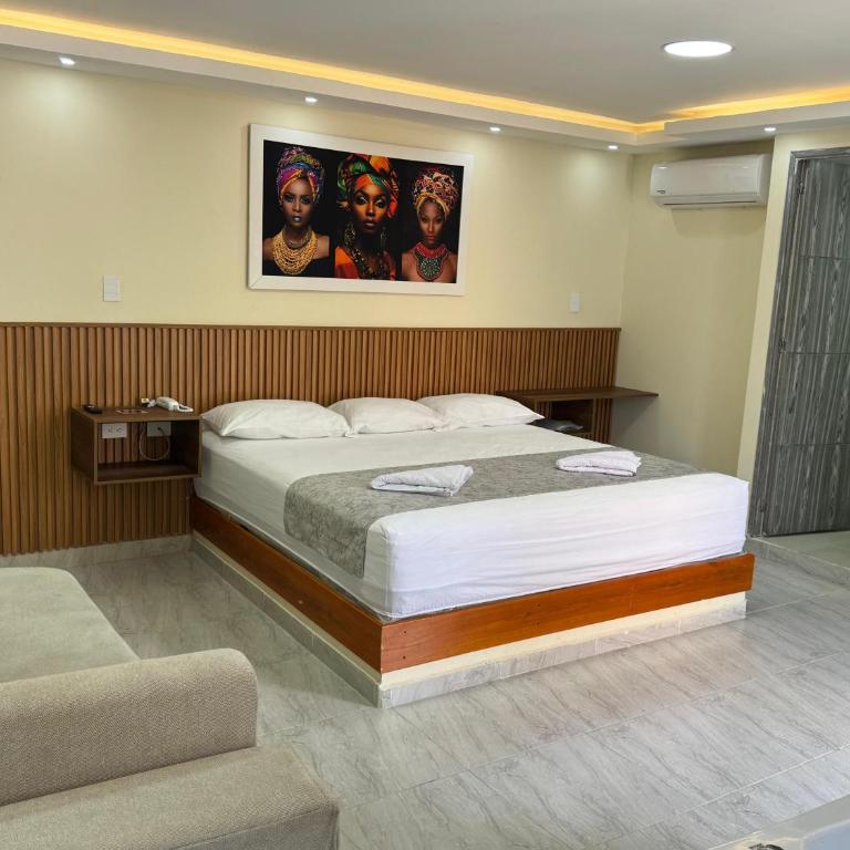 Hotel Magistral Suiter - Habitación con cama extragrande y balcón - 1