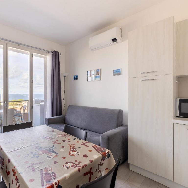 Vista mare e castello, piscina e posto auto - Appartamento con 1 Camera da Letto - 10