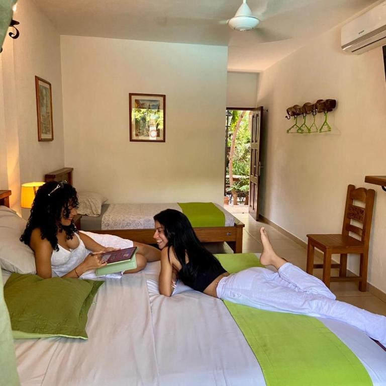 Camali Hotel - Habitación con cama extragrande y vistas a la piscina - 1