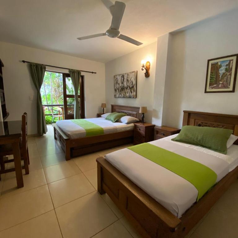 Camali Hotel - Habitación con cama extragrande y vistas a la piscina - 2