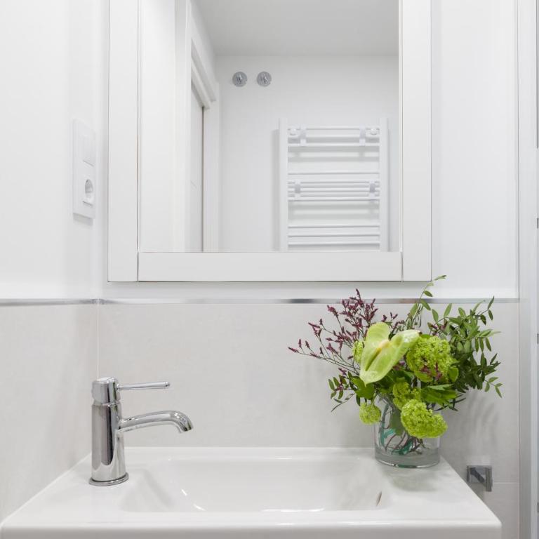 Charming Madrid lofts - Queen Studio - Disability Access - 6