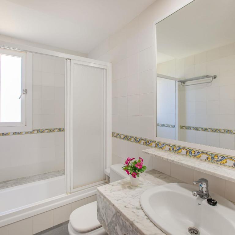 Roquetas Beachside Getaway - One-Bedroom Apartment - 22