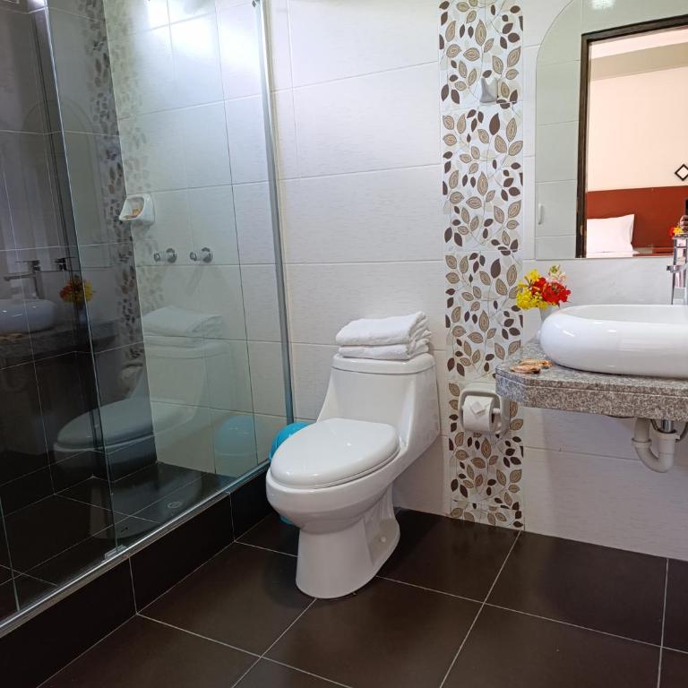 Samana House Ollantaytambo - Habitación con cama grande y vistas al jardín - 2