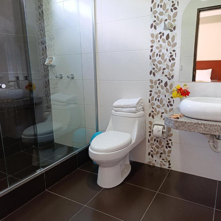 Samana House Ollantaytambo - Habitación con cama grande y vistas al jardín - 8