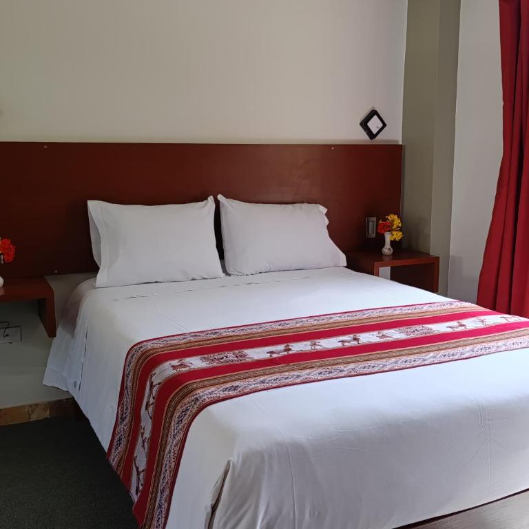 Samana House Ollantaytambo - Habitación con cama grande y vistas al jardín - 13