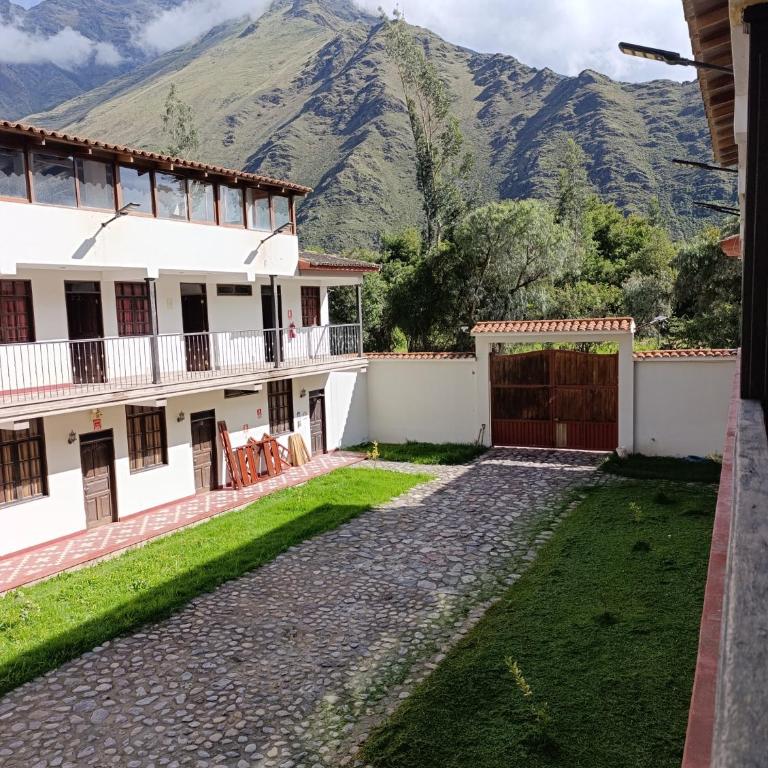Samana House Ollantaytambo - Habitación con cama grande y vistas al jardín - 39