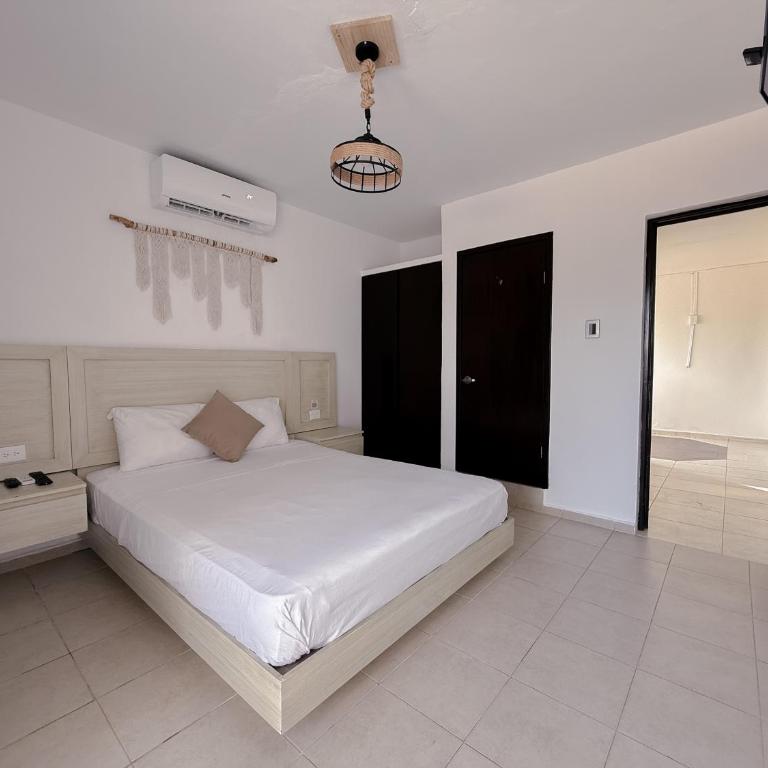 Rustic Hotel Isla Mujeres - Queen Room with Balcony - 9