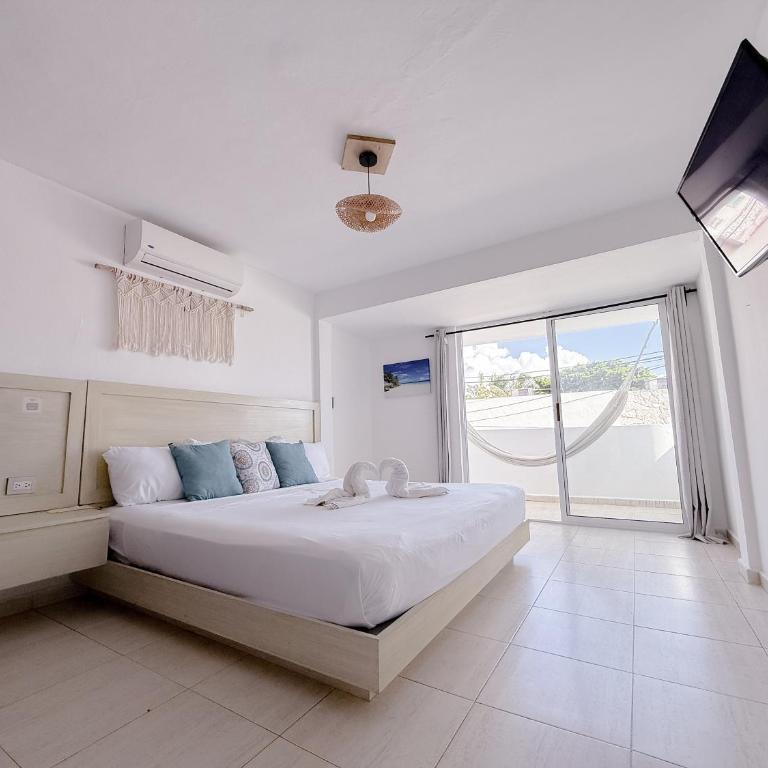 Rustic Hotel Isla Mujeres - King Room with Balcony - 9