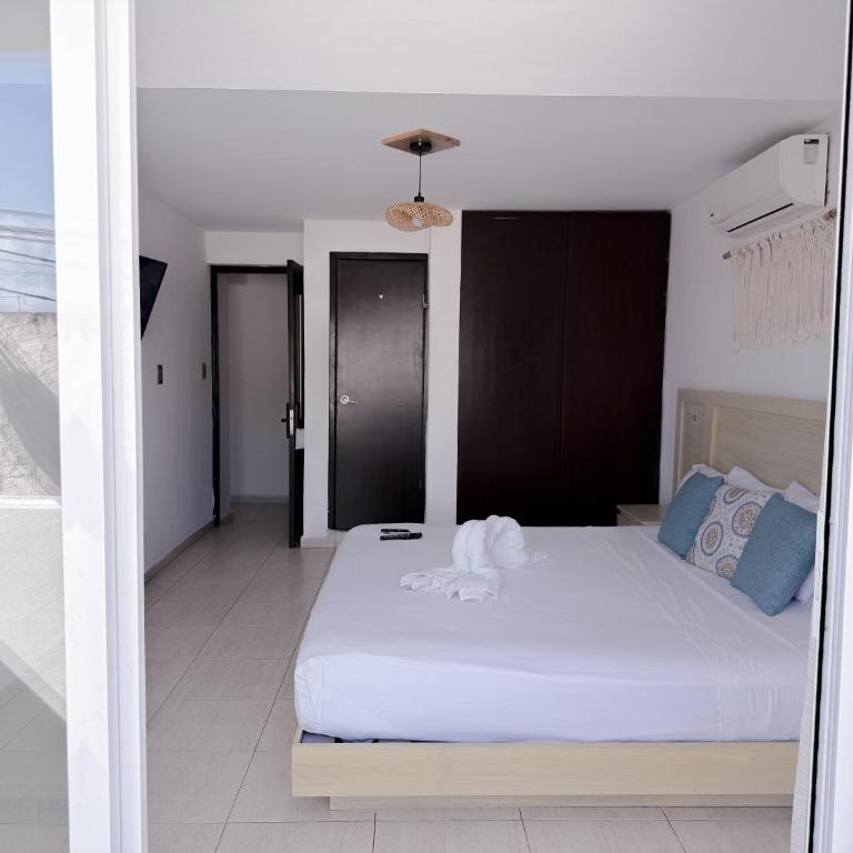 Rustic Hotel Isla Mujeres - King Room with Balcony - 10
