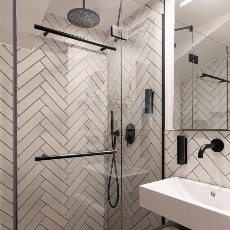 GRETI - Alpine Boutique Hotel mit Alpentherme Eintritt, reichhaltigem Frühstück, Sauna - Einzelzimmer mit Balkon - 4