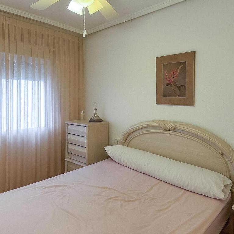 Awesome Apartment In Torrevieja With Wifi - Apartamento de 3 dormitorios - 4