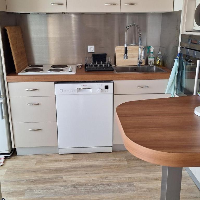 Vaste appartement avec vue sur le port de plaisance - Two-Bedroom Apartment - 8