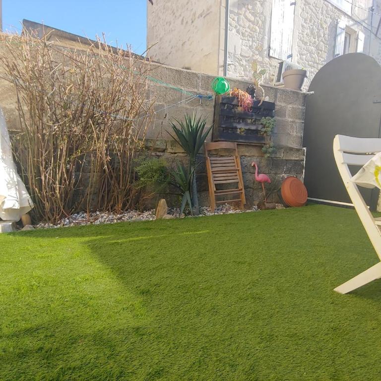 Petite Maison en face de la Tour Luma, 2 chambres - Casa con 3 Camere da Letto - 4