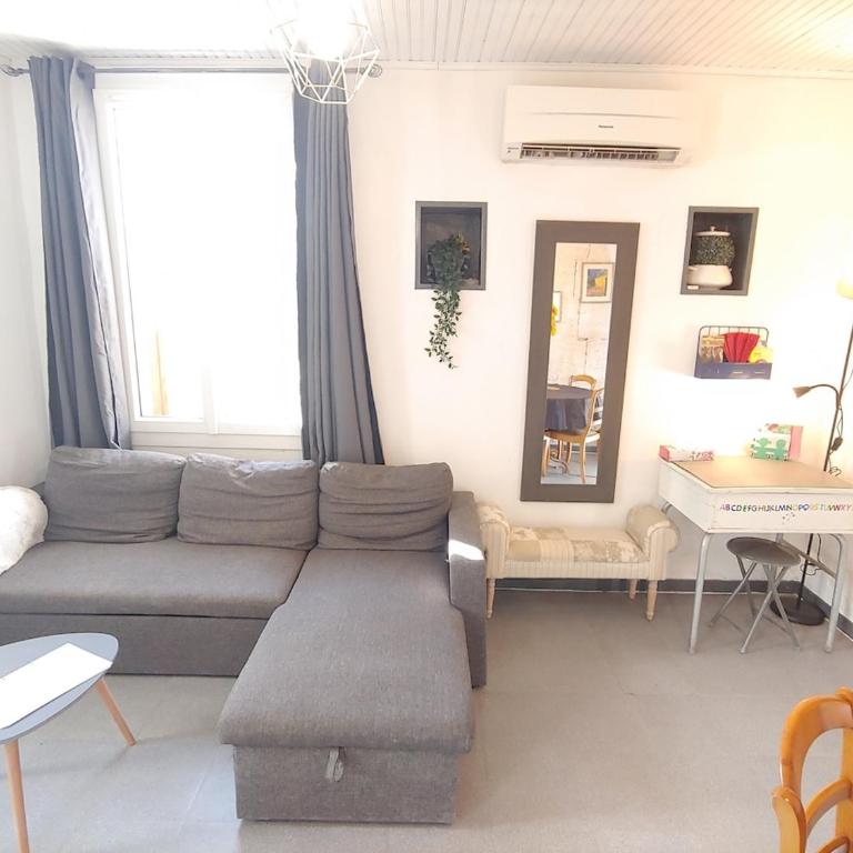Petite Maison en face de la Tour Luma, 2 chambres - Casa con 3 Camere da Letto - 27