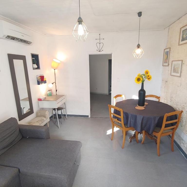 Petite Maison en face de la Tour Luma, 2 chambres - Casa con 3 Camere da Letto - 40