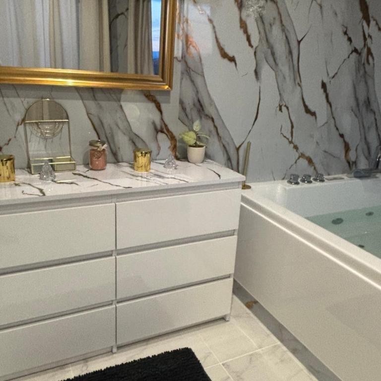 Luxueux T2 pour 2 a 4 pers Balneo jacuzzi 15 mn de valras plage - Appartement 1 Chambre - 10