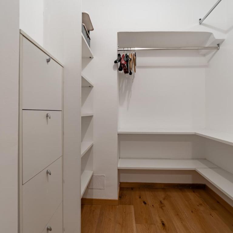 5 walk from Porta Venezia station, with 2 bedrooms - Appartamento con 2 Camere da Letto e Balcone - 21