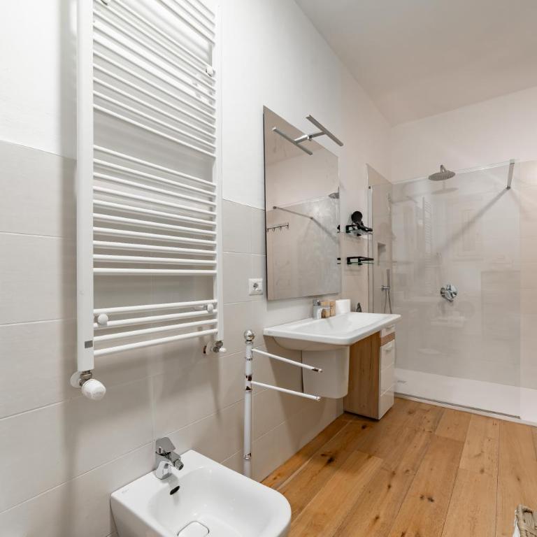 5 walk from Porta Venezia station, with 2 bedrooms - Appartamento con 2 Camere da Letto e Balcone - 26