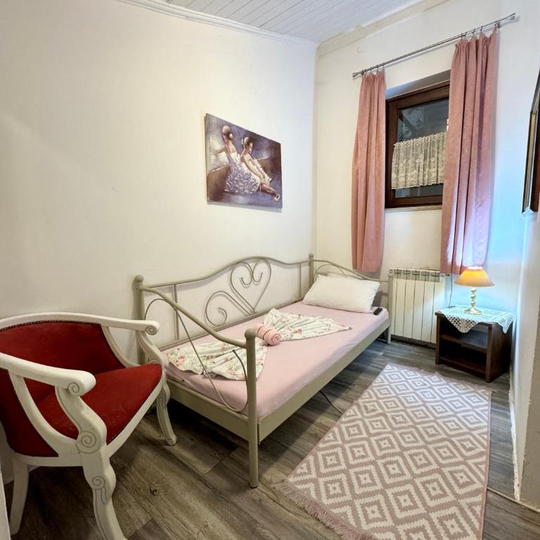 Hostel Pansion Lion - Single Room with Shared Shower and Toilet - 4