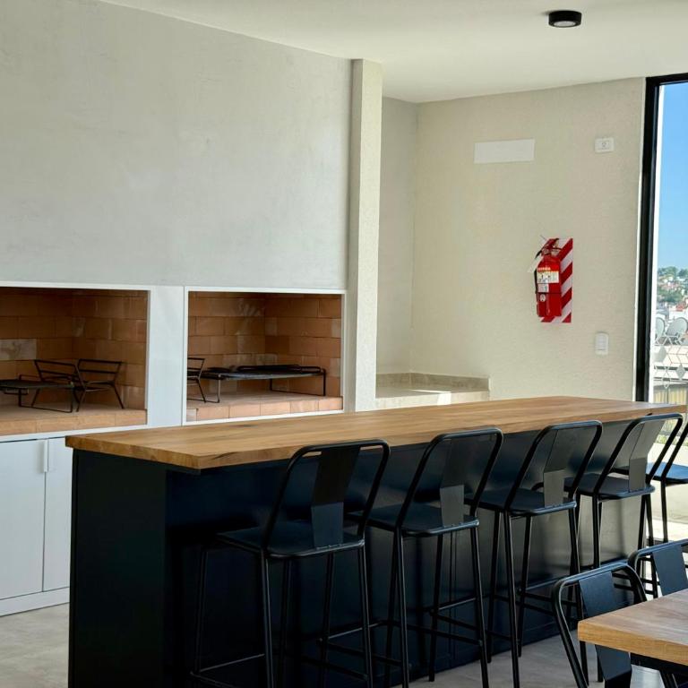Departamento moderno pleno centro con pileta y cochera privada - Apartamento de 1 dormitorio - 36