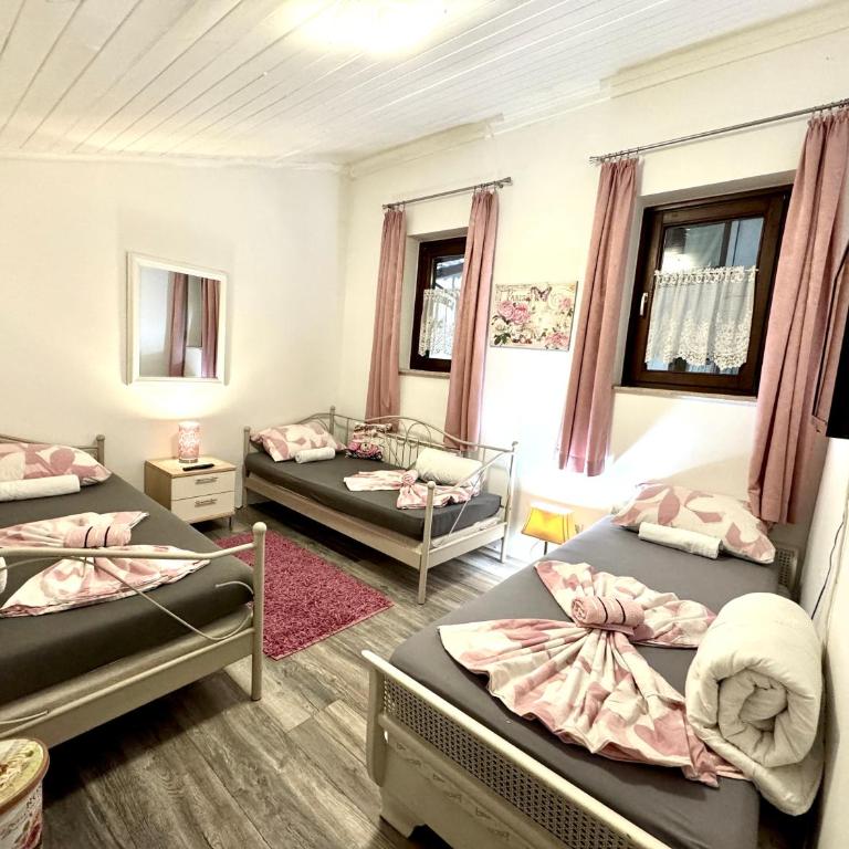 Hostel Pansion Lion - Economy Triple Room with Shared Bathroom - 4