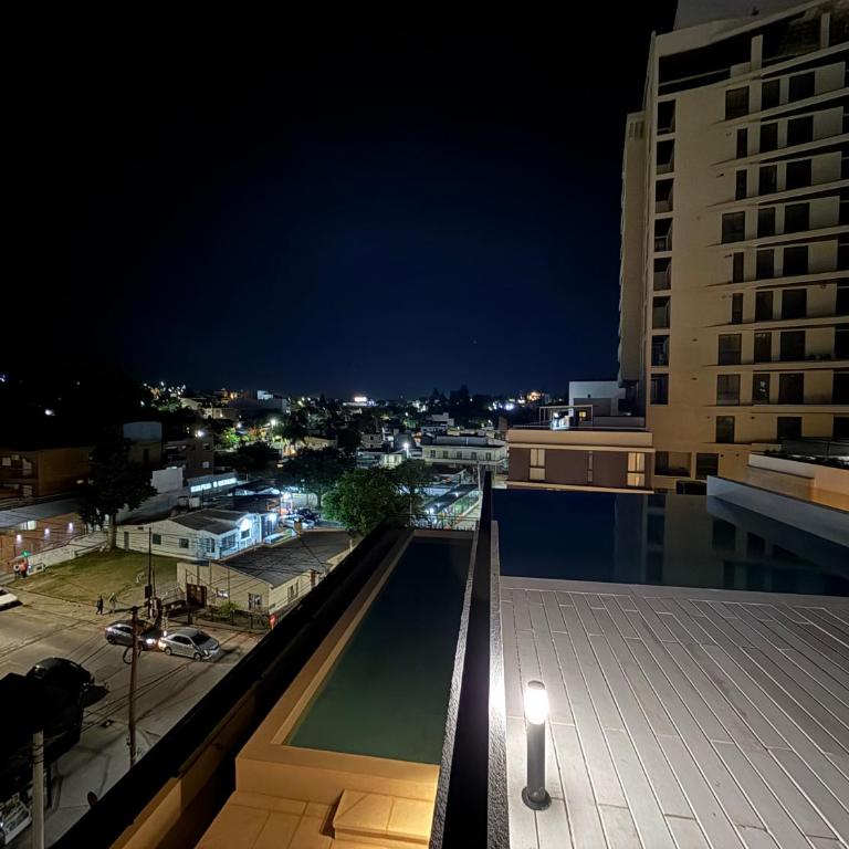 Departamento moderno pleno centro con pileta y cochera privada - Apartamento de 1 dormitorio - 34