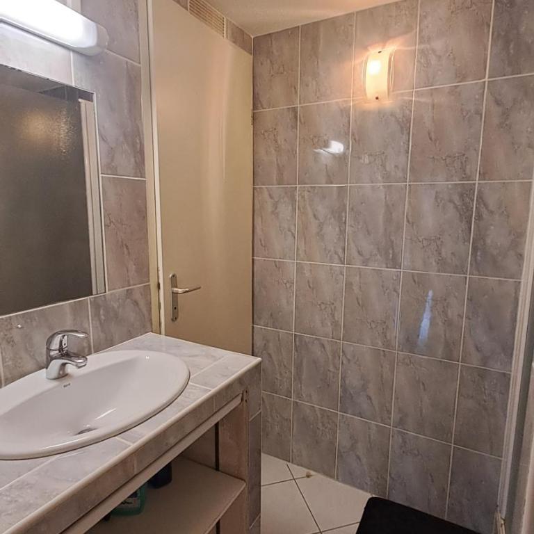 Petite maison dans résidence avec piscine et accès direct à la mer - Maison 2 Chambres - 25