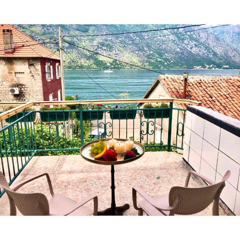Apartments Djurovic - Double Room with Balcony and Sea View - 10