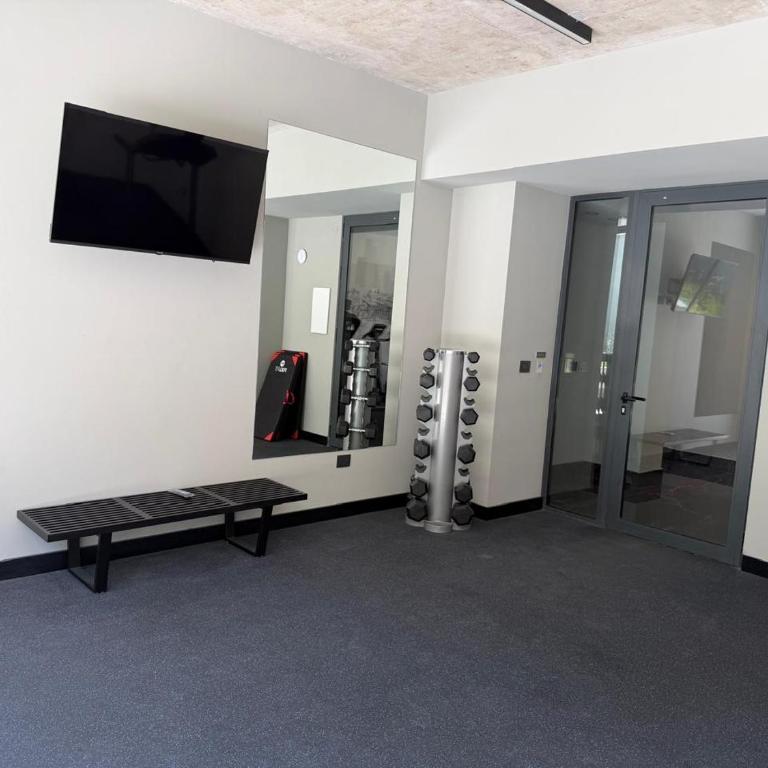 Modern Apt with Terrace and Gym Steps to Metro & Parque Bustamante - Apartment with Terrace - 4