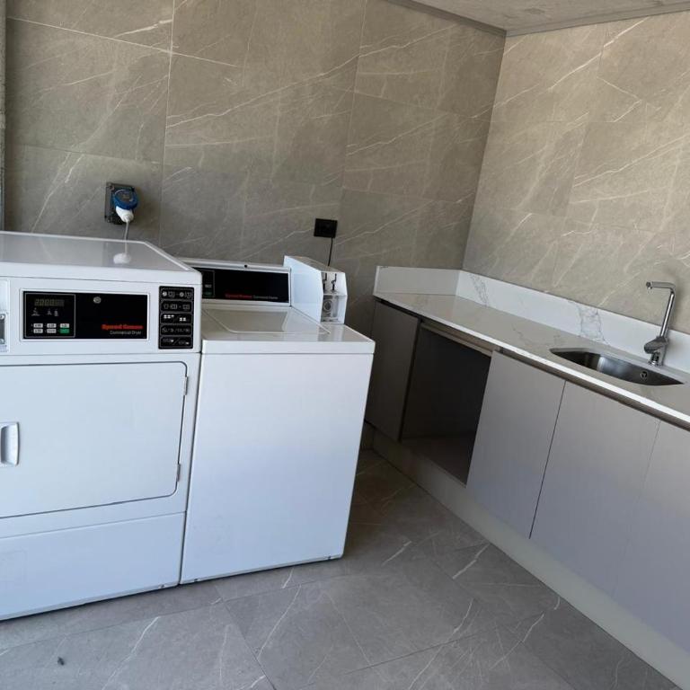 Modern Apt with Terrace and Gym Steps to Metro & Parque Bustamante - Apartment with Terrace - 11