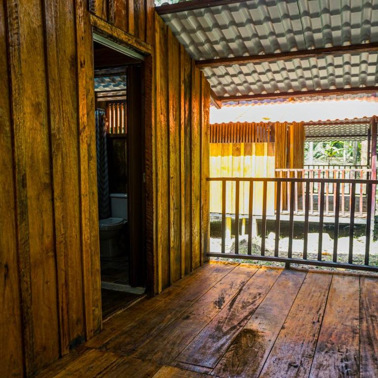 EcohoteL Casa de Astilla Cabañas - Queen Room with Pool View - 2