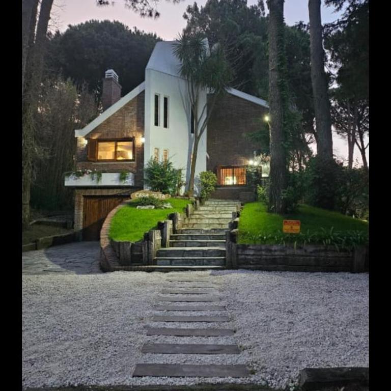 Casa Alta Con Piscina en el Bosque de Carilo - Casa de 3 dormitorios - 1