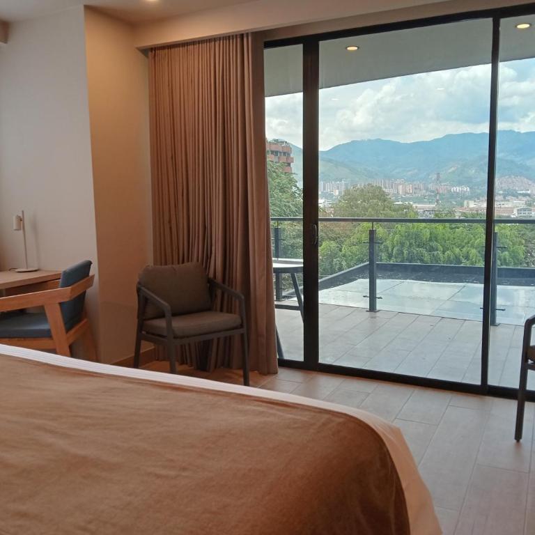 Hotel Rulay Medellin - King Room with Balcony - 1