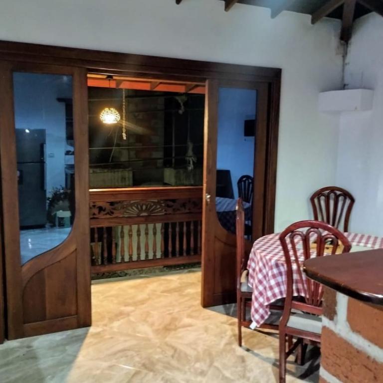 Apartamento amplio con balcón en Jardín, Antioquia - Three-Bedroom Apartment with Balcony - 2