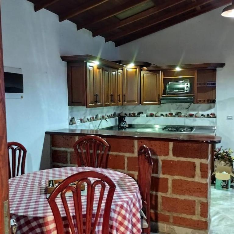Apartamento amplio con balcón en Jardín, Antioquia - Three-Bedroom Apartment with Balcony - 3