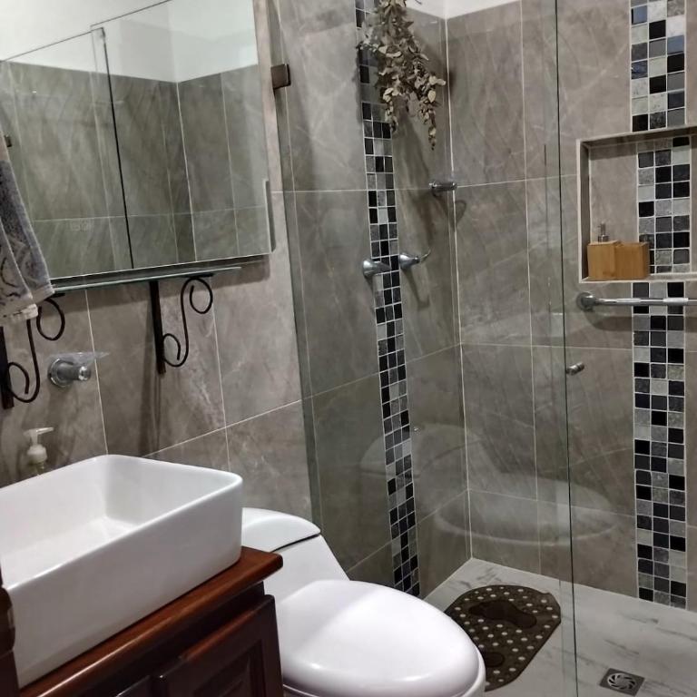 Apartamento amplio con balcón en Jardín, Antioquia - Three-Bedroom Apartment with Balcony - 5
