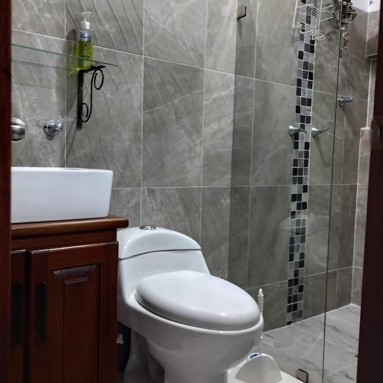 Apartamento amplio con balcón en Jardín, Antioquia - Three-Bedroom Apartment with Balcony - 6