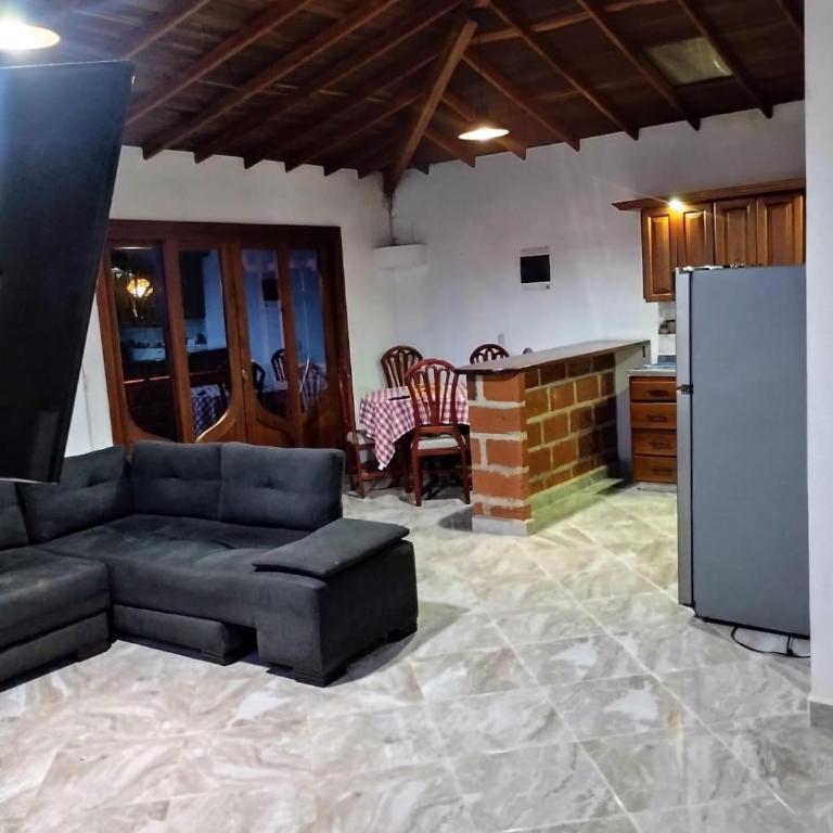 Apartamento amplio con balcón en Jardín, Antioquia - Three-Bedroom Apartment with Balcony - 7