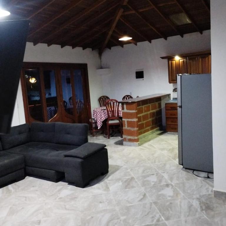 Apartamento amplio con balcón en Jardín, Antioquia - Three-Bedroom Apartment with Balcony - 14