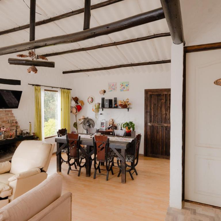 La Rosaleda - Hermosa finca, vista al lago, bosque privado y BBQ - Casa - 6