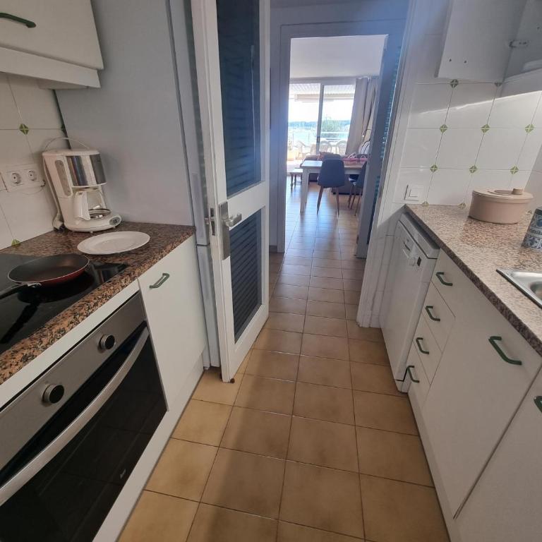 Apartamento frente al mar con terraza y piscina comunitaria en L'Escala - HISP-236-138 - Apartment - 4