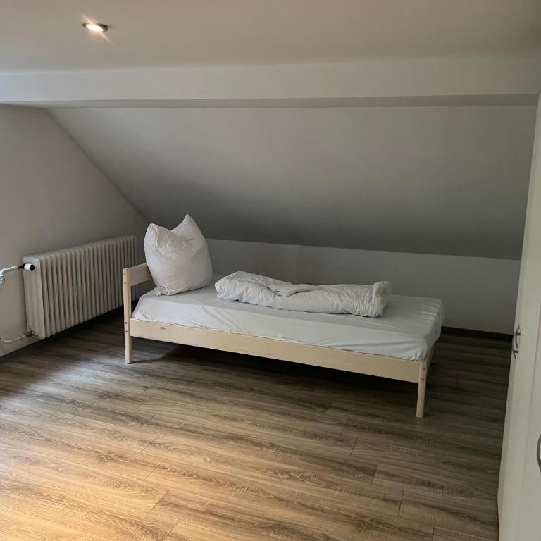 Basic Monteurzimmer Work & Stay - Camera Tripla Basic con Bagno in Comune - 4