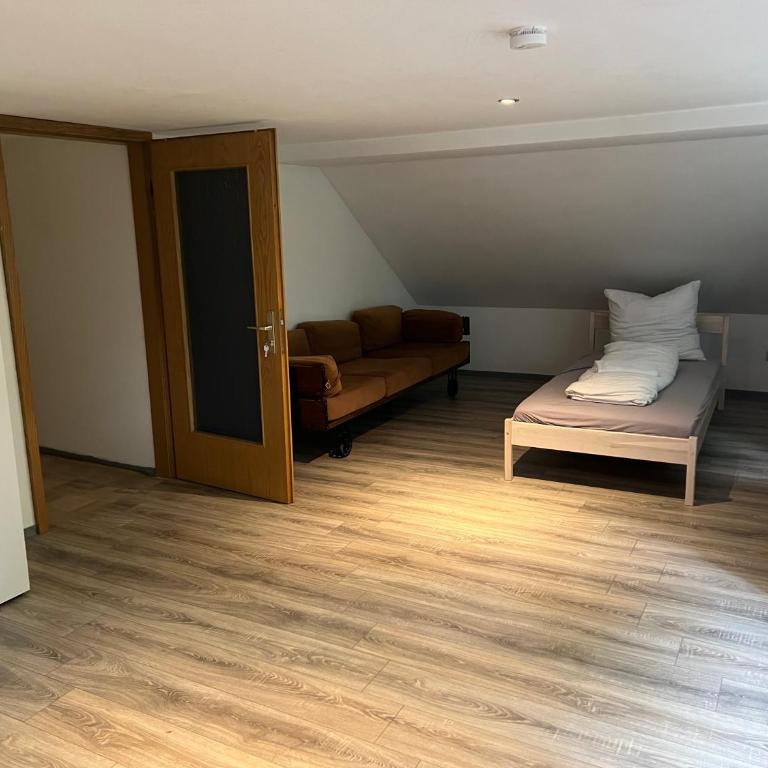 Basic Monteurzimmer Work & Stay - Camera Tripla Basic con Bagno in Comune - 5