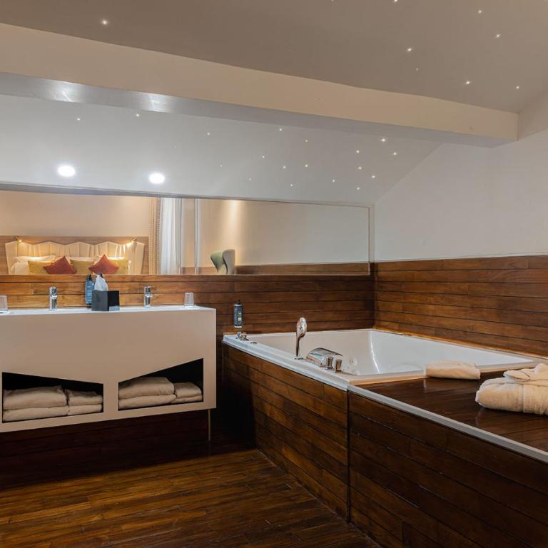 Best Western Plus Comedie Saint Roch - Suite Lit King-Size avec Baignoire - 11
