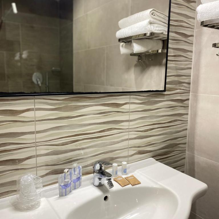 Hotel Stradivari - Camera Deluxe - 17