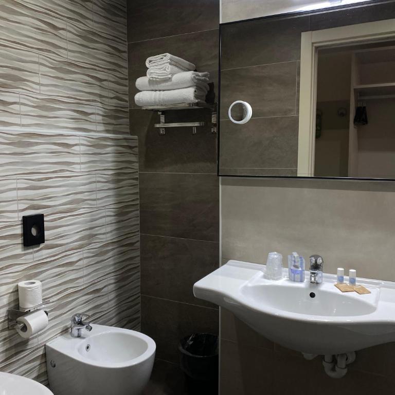 Hotel Stradivari - Camera Deluxe - 16