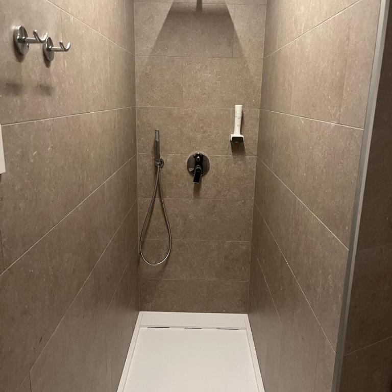 GardaBreak Rooms&Breakfast Holiday Apartments - Camera Matrimoniale con Bagno Privato - 3