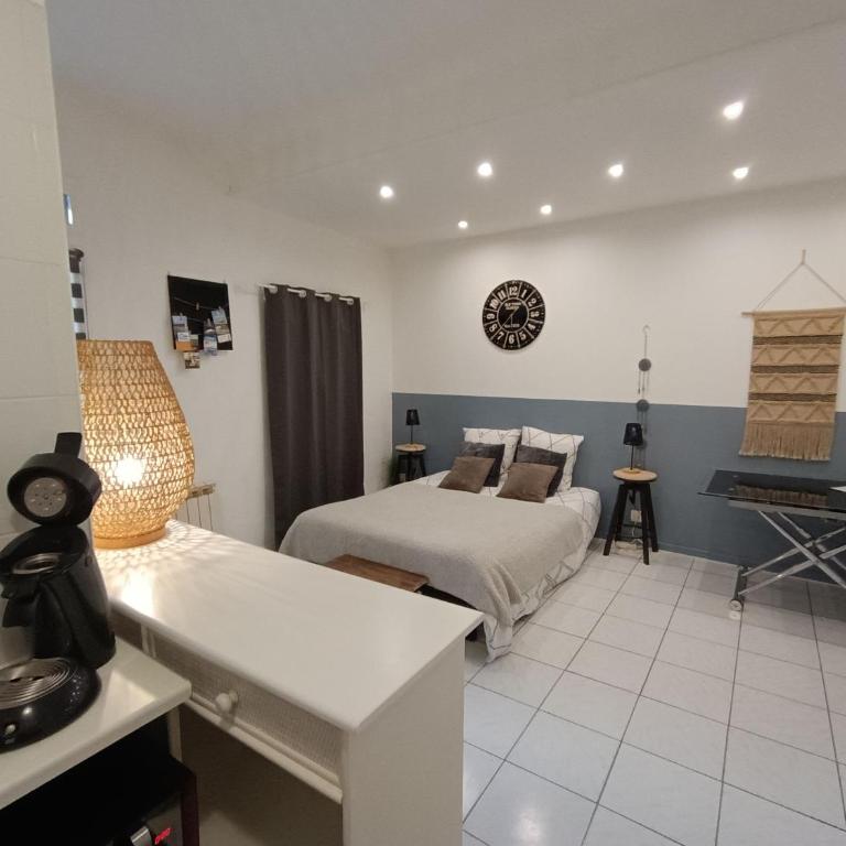 Le Colonel, Studio au Cœur du village en rez-de-chaussée d'une ancienne maison - Appartement 1 Chambre - 5
